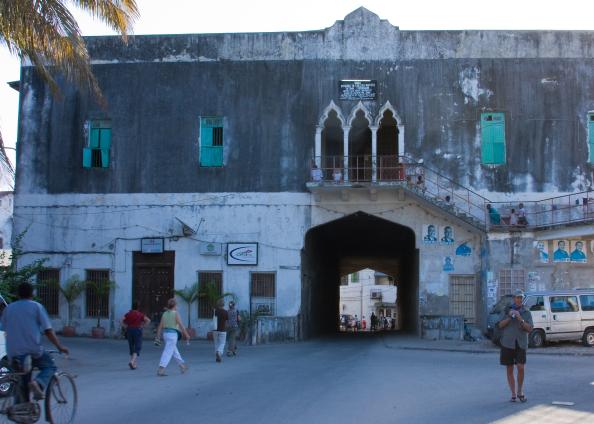 Zanzibar-5195.jpg - The road goes through the building
