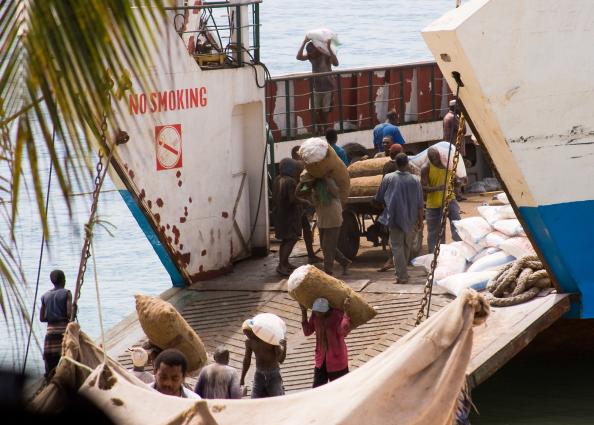 Zanzibar-5523.jpg - unloading ferry (Stonetown)